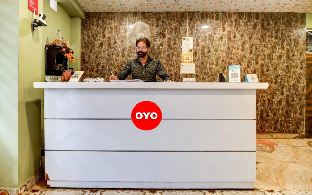 OYO Flagship 70340 Hotel Colour