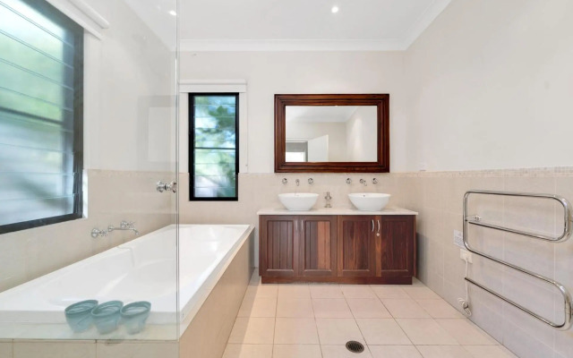 Elouera at Greenfields Beach 4pm Check Out Sundays