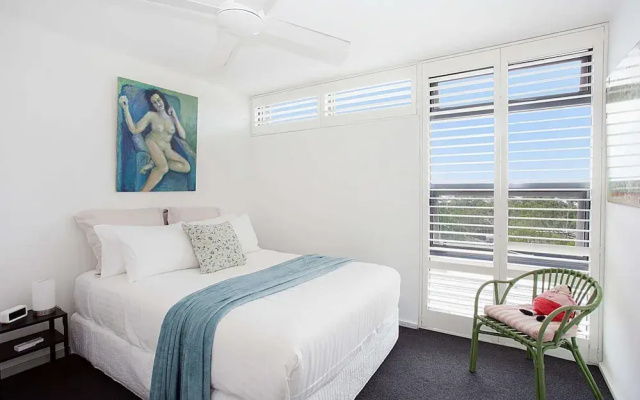 Treetop Retreat Five Minute Stroll To The Beach