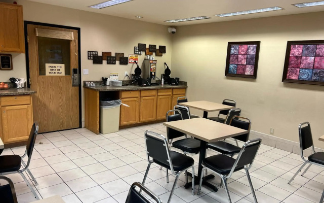Lavissh Inn & Suites
