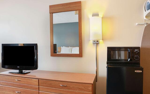 Econo Lodge Darien Lakes