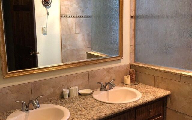 Twelve Oaks Hill Country Inn