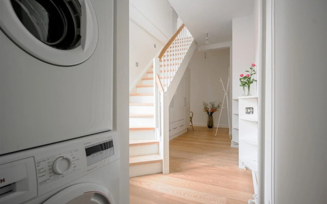Sanders Merchant - Dreamy 3-bdr Apt w Terrace