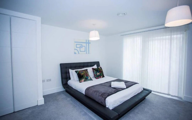 Stunning 2 Bed Apartment With Parking