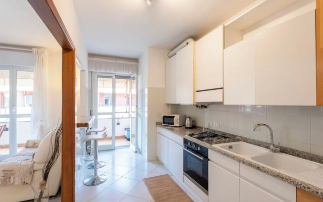 Charming 2-bed flat  balcony & parking
