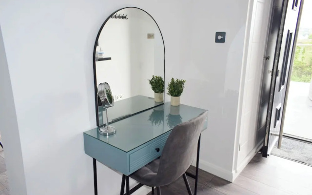 New Panoramic Riverview Apartment With Ev Plug