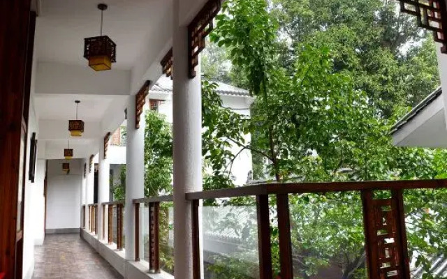 Zhenyangxia Scenic Area Theme Inn