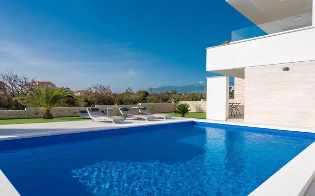 Apartments & Rooms Pool Villas Maris