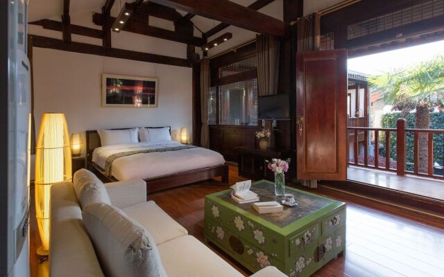 Junboxuan Riverside Courtyard