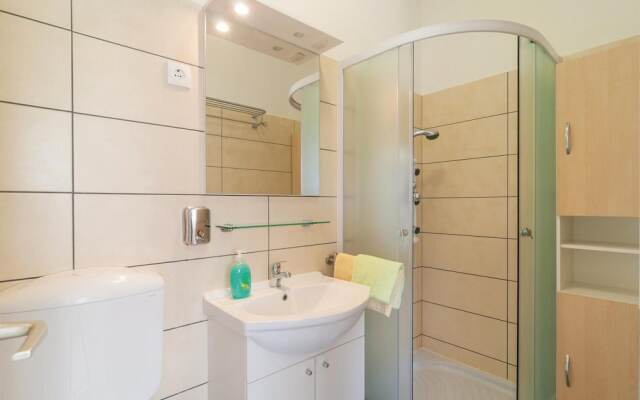 Awesome Home in Pucisca with Hot Tub, WiFi & 5 Bedrooms