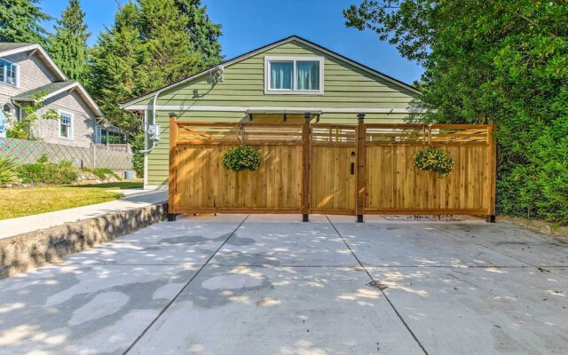 Sleek Modern Home w/ Patio, 8 Mi to Dtwn Seattle!