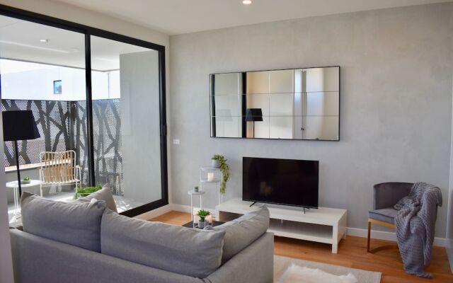 Modern and Elegant Apartment Near The Beach