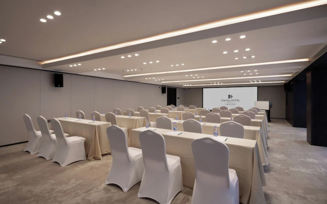 Cnhol Radient Hotel