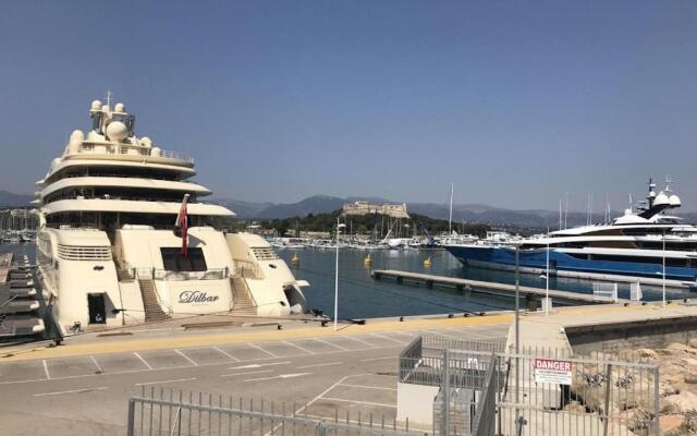 Sleep in Antibes City Port