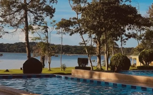Pearl Gardens Beach Resort Kalangala