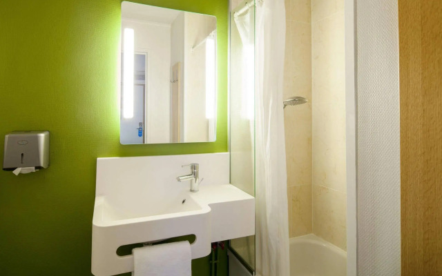 B&B HOTEL CHARTRES Le Forum (1)