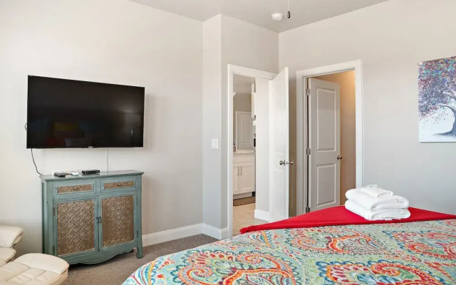 Sunshine Serendipity 4 Bedroom Apts by RedAwning