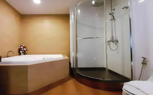 Ruean Phae Royal Park Hotel