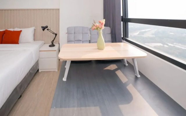 Comfortable Studio Room at Collins Boulevard Apartment