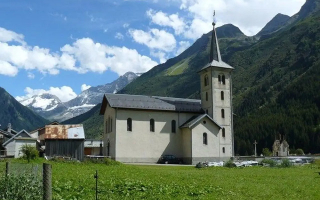 Spacious Holiday Home Near Center of Champagny