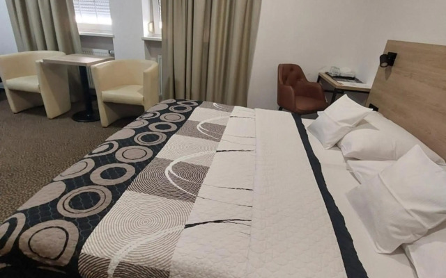 Hotel Avion