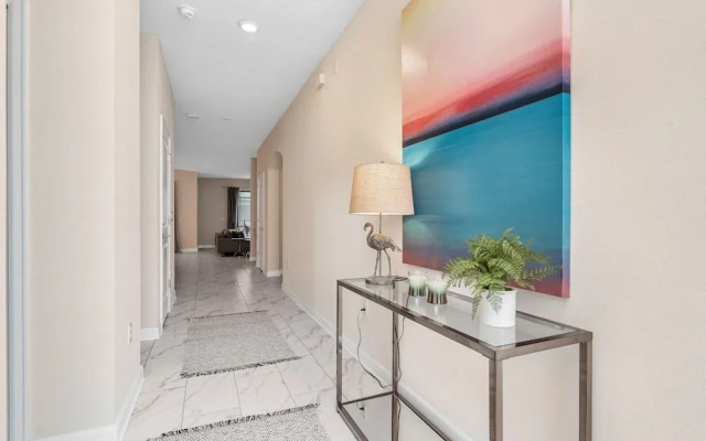 Edgy, Modern 6 Bed 5 Bath