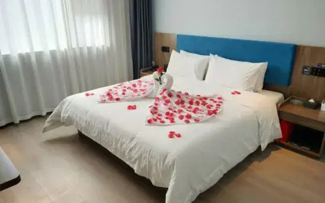 7Days Inn Hotel (Hebi Wanshanglong Building Materials City Railway Station)