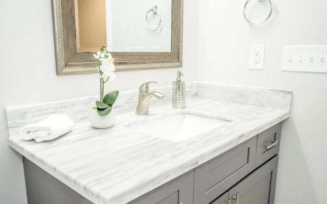 Exquisite Home Near Streetcar & French Quarter!