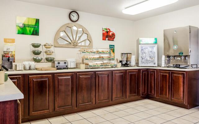 Quality Inn & Suites Des Moines - Merle Hay Road