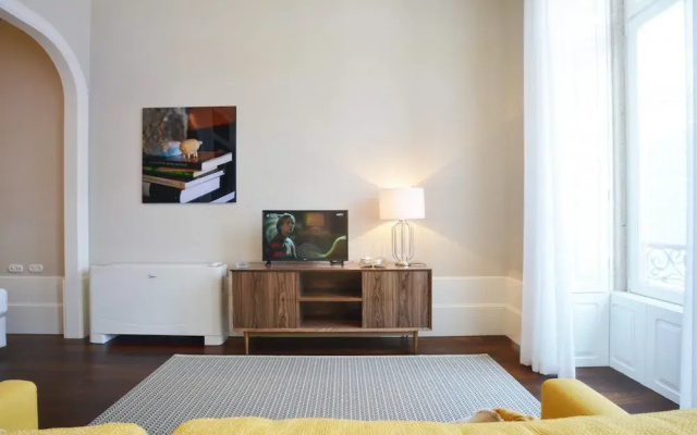 Spacious City Apartment With Modern Amenities