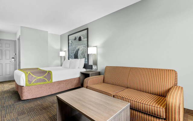 Super 8 by Wyndham Saskatoon Near Saskatoon Airport