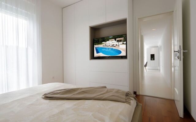 Apartment Garden with Swimming Pool