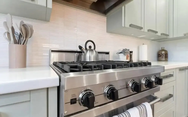 Spacious 2bdrm Home in Burlington