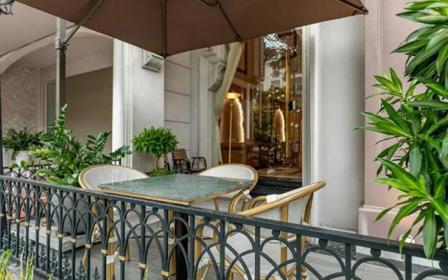 Golden Tree Hotel & Apartment