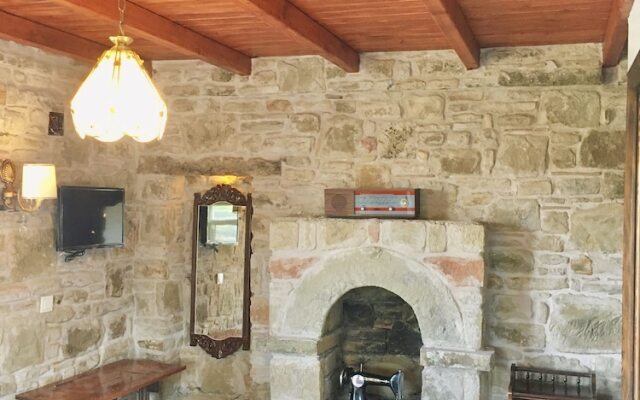 Sari Keçi̇ Taş Otel