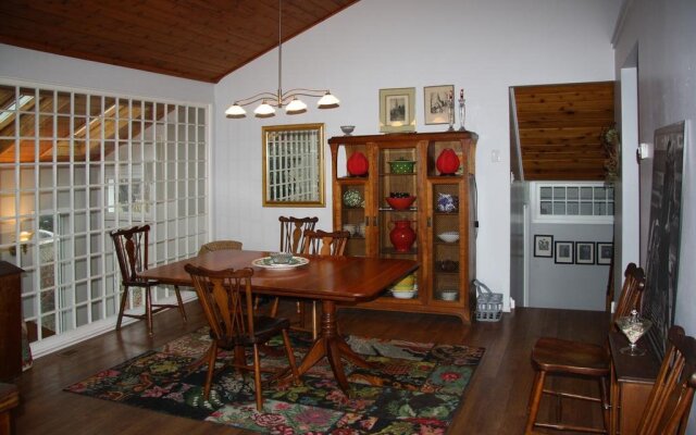 2 Moon Cottage Bed & Breakfast