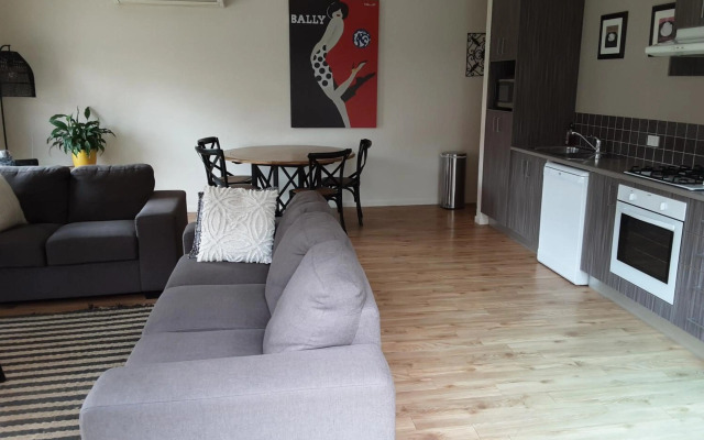 Adelphi Apartment 2- Poolside or Apartment 2A- King Studio