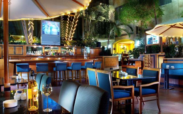 Surabaya Suites Hotel Powered by Archipelago