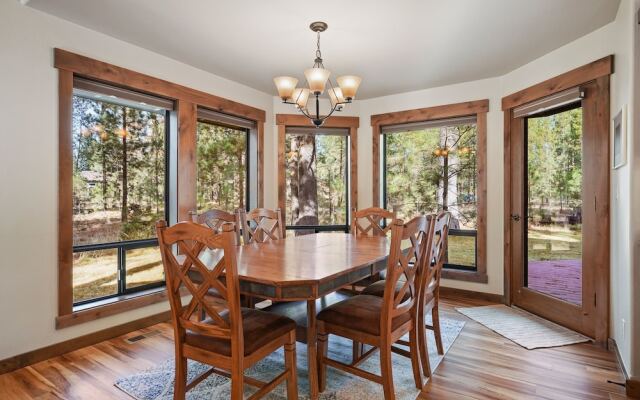 3 Tumalo Home with Wood Burning Stone Fireplace, Hot Tub, and BBQ on the Deck by RedAwning