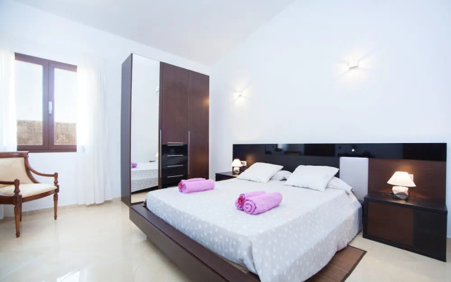 Villa With Pool & Terrace