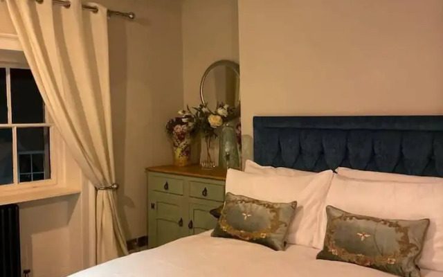 5 Bed House - Sleeps 12 - Pets - Parking