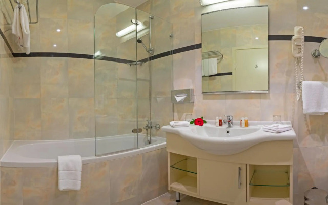 Oceanside Hotel and Suites