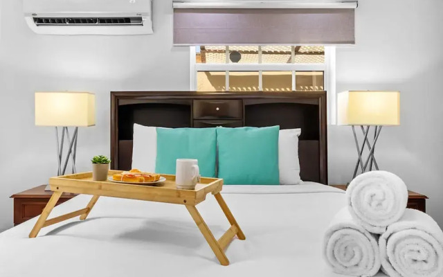 Urban 5BR Private Pool Getaway 10 Min- Bch