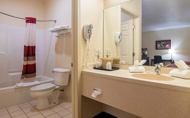 Red Roof Inn & Suites Lake Orion/ Auburn Hills