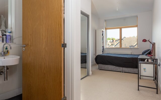 2 Bedroom Apartment in West Hampstead With Balcony