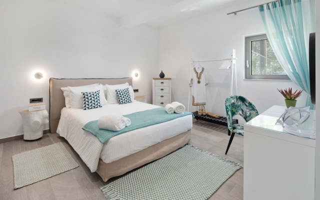 Driftwood Luxury Suite by WhiteDream Villas