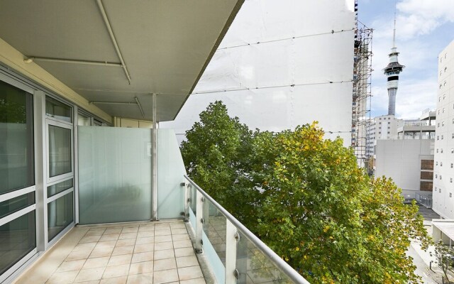 QV Spacious Bright Apartment with Balconies and Parking - 932