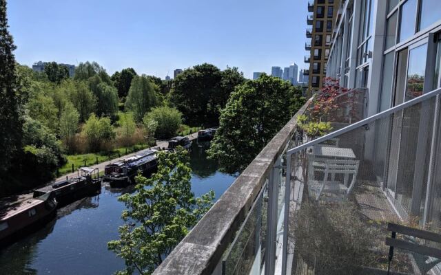 Stylish Canal-side Flat with Balcony