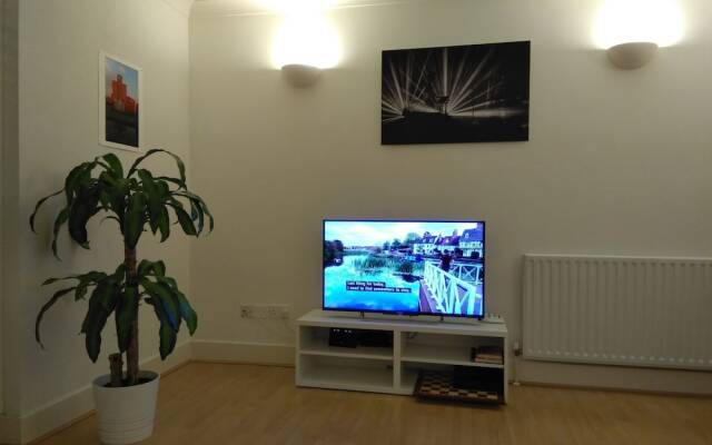 1 Bedroom Flat with Free WiFi - East London