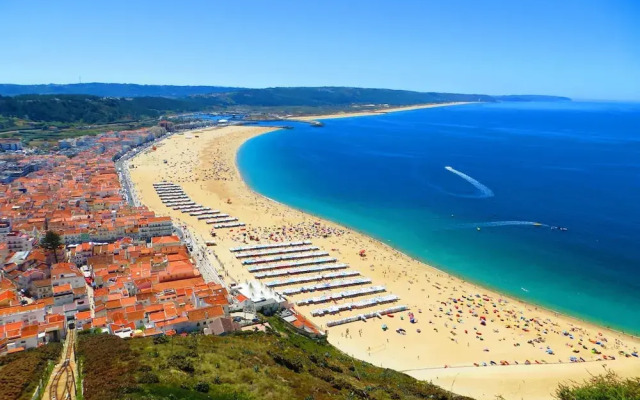 Light Wave Nazare Center 50m Beach